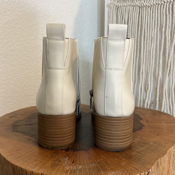Ivory pointed toe booties - Picture 2 of 3